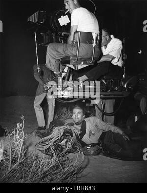 KIRK DOUGLAS am Set offen Dreharbeiten entlang der Great Divide 1951 Regisseur Raoul Walsh Warner Bros. Stockfoto