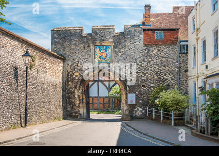 Das Priorat Gate ist eine späte 15. Jahrhundert Tor gab den Zugang zum Hof des mittelalterlichen Klosters. Winchester. Hampshire. England. UK. Stockfoto