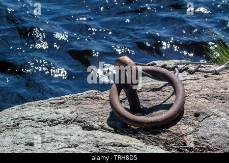 Altes rostiges Metall Liegeplatz Ring Stockfoto