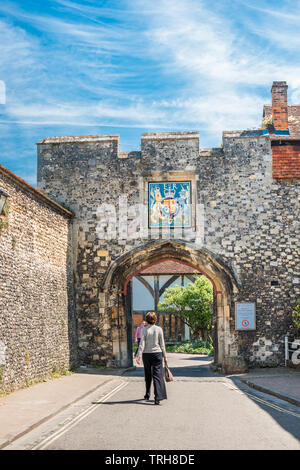 Das Priorat Gate ist eine späte 15. Jahrhundert Tor gab den Zugang zum Hof des mittelalterlichen Klosters. Winchester. Hampshire. England. UK. Stockfoto