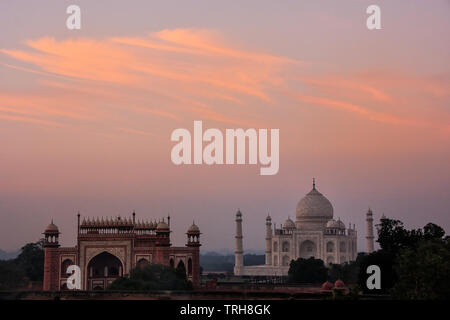 Blick auf den Taj Mahal und das große Tor bei Sonnenuntergang in Agra, Uttar Pradesh, Indien. Es wurde im Jahre 1632 von Kaiser Shah Jahan als Denkmal für seine zweite Stockfoto