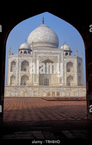 Taj Mahal umrahmt mit dem Bogen Jawab, Agra, Uttar Pradesh, Indien. Taj Mahal wurde 1632 von den Großmogul Shah Jahan zu Haus beauftragt die Stockfoto