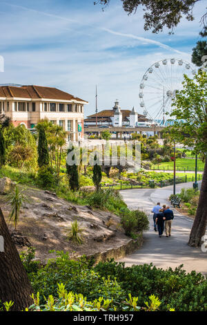 Die untere Gärten, die zum Strand von Bournemouth mit der Pier, großes Rad und Pavilion Theatre. Dorset, England, UK. Stockfoto