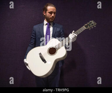 Bonhams, London, UK. 6. Juni 2019. Bonhams Entertainment Memorabilia verkauf Vorschau. Eric Clapton, Martin 000 - ECHF Bianca Akustik Gitarre. Schätzung: £ 25,000-28,000. Credit: Malcolm Park/Alamy Leben Nachrichten. Stockfoto