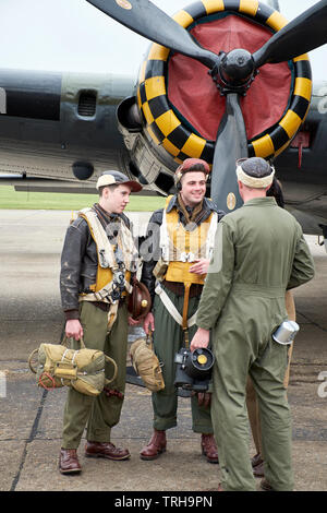 WWII Bomber crew Re-enactment vor einer B-17 Flying Fortress in Duxford Airfield Stockfoto