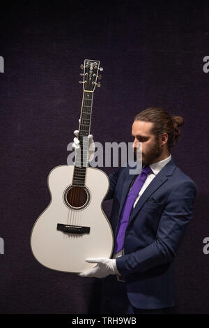 Bonhams, London, UK. 6. Juni 2019. Bonhams Entertainment Memorabilia verkauf Vorschau. Eric Clapton, Martin 000 - ECHF Bianca Akustik Gitarre. Schätzung: £ 25,000-28,000. Credit: Malcolm Park/Alamy Leben Nachrichten. Stockfoto