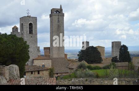 Steinerne Türme an der mittelalterlichen Stadt San Gimignano, Toskana Stockfoto