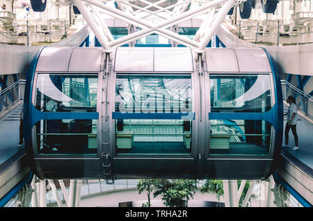 Eine Nahaufnahme einer Passagierkapsel des Singapore Flyer, eines der größten Aussichtsräder der Welt, Marina Bay, Singapur Stockfoto