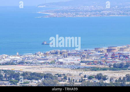Israel, Haifa, ein Blick auf die Innenstadt und die Bucht vom Berg Karmel. Die Stadt von Morgen können im Hintergrund gesehen werden. Stockfoto