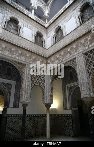 Spanien. Sevilla. Royal Alcazars. Puppe Innenhof. Mudejar Stil. Palace privater Bereich. 14. Jahrhundert. Stockfoto