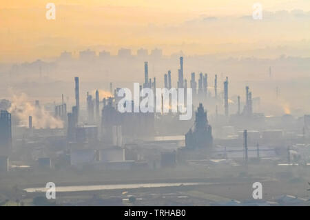 Petrochemische Fabrik und Ölraffinerie in Rauch und Smog. Die Inversion Layer sichtbar. Israel, Industriegebiet in Haifa ist eine der größten Quelle Stockfoto