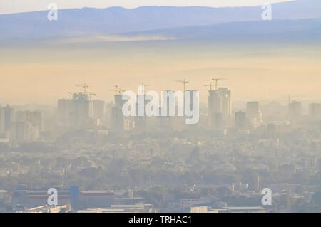 Die Bucht von Haifa in Rauch und Smog. Die Inversion Layer sichtbar. Industriegebiet in Haifa ist eine der größten Quellen der Luftverschmutzung in der Cou Stockfoto