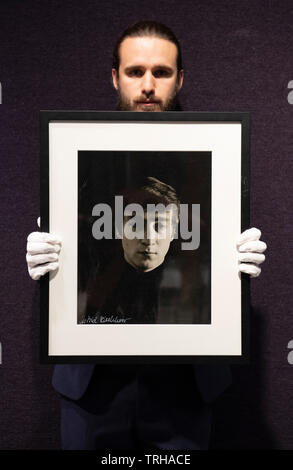 Bonhams, London, UK. 6. Juni 2019. Bonhams Entertainment Memorabilia verkauf Vorschau. Astrid Kirchherr fotografische Porträt drucken von John Lennon, 1962, unterzeichnet von Kircherr. Schätzung: £ 800-1, 200. Credit: Malcolm Park/Alamy Leben Nachrichten. Stockfoto