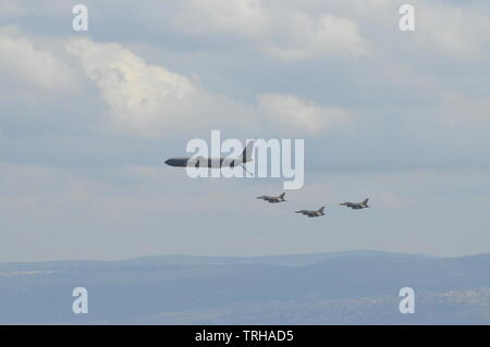 Drei israelische Luftwaffe (IAF) F-16 Kampfjets durch eine Boeing 707 im Flug betankt werden Stockfoto