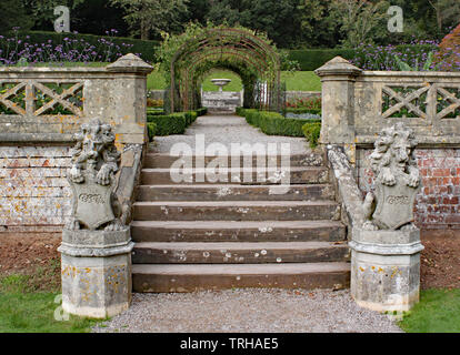 Zwei steinerne Löwen Statuen mit schilden stehen am unteren Rand eine kleine Treppe. Stockfoto