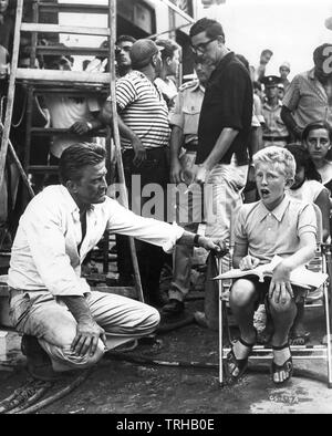 KIRK DOUGLAS und sein Sohn Peter Douglas am Set der Dreharbeiten candid warf einen riesigen Schatten Direktor 1966 Melville Shavelson Batjac Produktionen/Bryna Produktionen/Llenroc Produktionen/Die Mirisch Corporation/United Artists Stockfoto