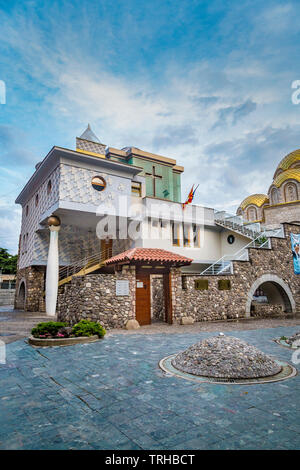 Blick auf die Gedenkstätte Haus der Mutter Teresa in ihrem Geburtsort, Skopje, Mazedonien mit dramatischen Himmel im Hintergrund Stockfoto
