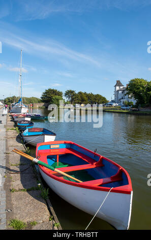 Boote auf dem Kanal auf einem sonnigen Frühling Nachmittag in Bude an der Küste von North Cornwall, England, Großbritannien Stockfoto