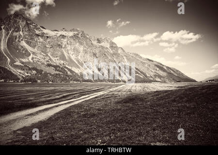 Wandern rund um Silser See - Oberengadin - Schweiz - Schwarz/Weiß-Bild Stockfoto