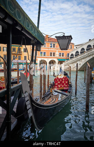 Eine Gondel günstig gegen eine Anlegestelle am Canale Grande für touristische Ausflüge Stockfoto