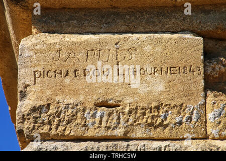 19. jahrhundert Graffiti auf Pont du Gard, Südfrankreich. Es ist die höchste aller erhöhten römischen Aquädukte. Stockfoto