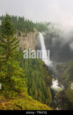 Helmcken Falls mit Nebel, Wells Gray Provincial Park, British Columbia, Kanada. Es ist der viertgrösste Park in British Columbia. Stockfoto