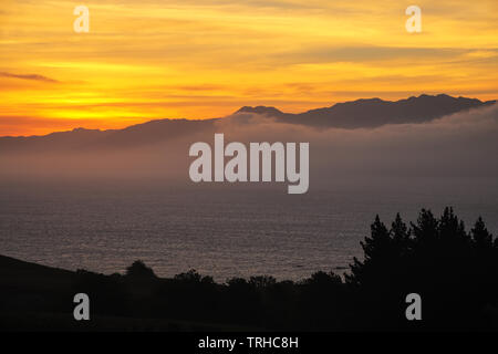 Sonnenuntergang über der Bucht von Kaikoura Halbinsel, Südinsel, Neuseeland. Die Gegend ist ein beliebtes Ziel des Ökotourismus. Stockfoto