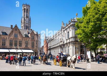 Belfried von Brügge hinter Touristen in einem Pferd und Kutsche Reiten rund um die Altstadt von Brügge in Burg Square De Burg Brügge Belgien EU Europa Stockfoto