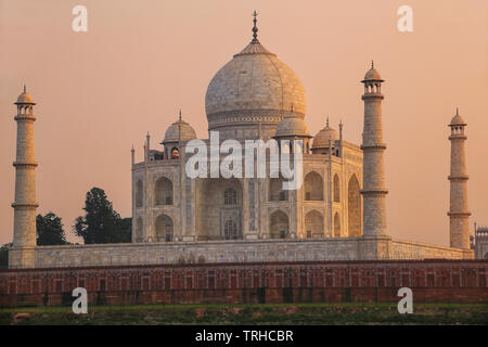 Blick auf den Taj Mahal von mehtab Bagh Garten am Abend, Agra, Uttar Pradesh, Indien. Taj Mahal wurde als UNESCO-Weltkulturerbe im Jahr 1983 benannten Stockfoto