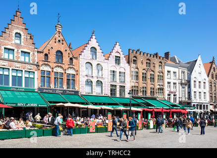 Alte Gebäude jetzt Cafés und Restaurants mit verzierten Giebeln in dem historischen Marktplatz Der Marktplatz im Zentrum von Brügge Belgien Westflandern EU Europa Stockfoto