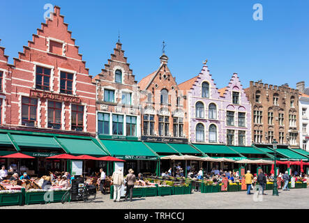 Alte Gebäude jetzt Cafés und Restaurants mit verzierten Giebeln in dem historischen Marktplatz Der Marktplatz im Zentrum von Brügge Belgien Westflandern EU Europa Stockfoto