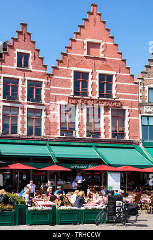 Alte Gebäude jetzt Cafés und Restaurants mit verzierten Giebeln in dem historischen Marktplatz Der Marktplatz im Zentrum von Brügge Belgien Westflandern EU Europa Stockfoto