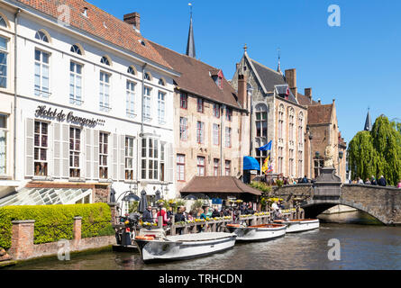 Bootstouren auf dem Bootssteg auf den Dijver Kanal vor dem Hotel De Orangerie 15. Jahrhundert ehemaliges Kloster in Brügge Belgien EU Europa Stockfoto