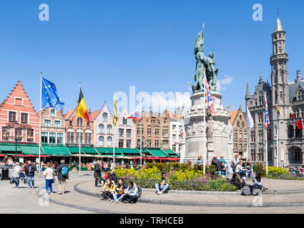 Alte Gebäude mit reich verzierten Giebeln in dem historischen Marktplatz mit der Statue von Jan breydal und Pieter de Coninck im Markt Brügge Belgien EU Europa Stockfoto