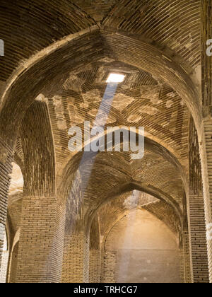 Innerhalb der Masjed-e Jame in Esfahan, der älteste Freitag (Gemeinde) Moschee im Iran. Die Moschee ist ein gutes Beispiel für die Entwicklung der iranischen Islam Stockfoto