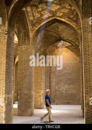 Innerhalb der Masjed-e Jame in Esfahan, der älteste Freitag (Gemeinde) Moschee im Iran. Die Moschee ist ein gutes Beispiel für die Entwicklung der iranischen Islam Stockfoto