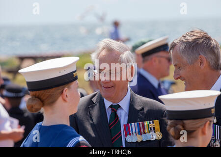 Seine Königliche Hoheit, der Herzog von Gloucester spricht mit Meer Kadetten am D-Day Gedenken auf Hayling Island, 6. Juni 2019. D Tag Gedenkfeier in der copp (Kombinierter Betrieb Lotsendienst Parteien) Memorial am Meer auf Hayling Island. Am 2. Mai 1944, Hayling Island Seafront war für die Praxis amphibische Landungen, als Übung Fabius 2 bezeichnet wird. Die copp Einheit wurde auf Hayling Island unter Anleitung von Lord Mountbatten im Jahr 1943 eingestellt. Das Denkmal ist auf die Soldaten, die als froschmänner und Kanuten für Strand Aufklärung und andere verdeckte Operationen vor der Landung der Alliierten ausgebildet. Stockfoto