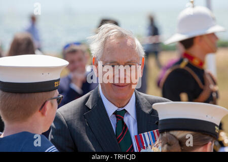 Seine Königliche Hoheit, der Herzog von Gloucester spricht mit Meer Kadetten. D Tag Gedenkfeier in der copp (Kombinierter Betrieb Lotsendienst Parteien) Memorial am Meer auf Hayling Island. Am 2. Mai 1944, Hayling Island Seafront war für die Praxis amphibische Landungen, als Übung Fabius 2 bezeichnet wird. Die copp Einheit wurde auf Hayling Island unter Anleitung von Lord Mountbatten im Jahr 1943 eingestellt. Das Denkmal ist auf die Soldaten, die als froschmänner und Kanuten für Strand Aufklärung und andere verdeckte Operationen vor der Landung der Alliierten auf die gegnerischen besetzten Gebiet ausgebildet. Stockfoto