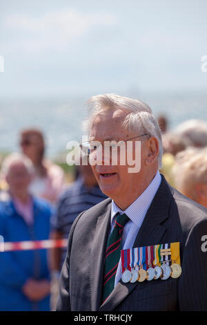 Seine Königliche Hoheit, der Herzog von Gloucester am D-Day Gedenkfeier in der copp (Kombinierter Betrieb Lotsendienst Parteien) Memorial am Meer auf Hayling Island. Am 2. Mai 1944, Hayling Island Seafront war für die Praxis amphibische Landungen, als Übung Fabius 2 bezeichnet wird. Die copp Einheit wurde auf Hayling Island unter Anleitung von Lord Mountbatten im Jahr 1943 eingestellt. Das Denkmal ist auf die Soldaten, die als froschmänner und Kanuten für Strand Aufklärung und andere verdeckte Operationen vor der Landung der Alliierten auf die gegnerischen besetzten Gebiet ausgebildet. Stockfoto