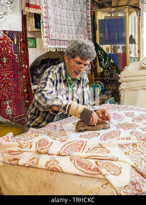 Ein Arbeitnehmer tun Block drucken an Ebadi Qalam-kar-Workshop, ein Block drucken Workshop in Esfahan Altstadt. Das Handwerk wird lokal als qalamkar bekannt. Stockfoto