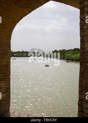 Ein Blick auf die Paddel Boote aus dem Siosepol Brücke, 1599 erbaut, ist die längste Brücke auf der Zayanderud River. Es ist eines der berühmtesten Beispiele o Stockfoto