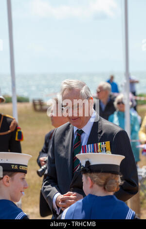 Seine Königliche Hoheit, der Herzog von Gloucester spricht mit Meer Kadetten am D-Day Gedenken auf Hayling Island, 6. Juni 2019. D Tag Gedenkfeier in der copp (Kombinierter Betrieb Lotsendienst Parteien) Memorial am Meer auf Hayling Island. Am 2. Mai 1944, Hayling Island Seafront war für die Praxis amphibische Landungen, als Übung Fabius 2 bezeichnet wird. Die copp Einheit wurde auf Hayling Island unter Anleitung von Lord Mountbatten im Jahr 1943 eingestellt. Das Denkmal ist auf die Soldaten, die als froschmänner und Kanuten für Strand Aufklärung und andere verdeckte Operationen vor der Landung der Alliierten ausgebildet. Stockfoto