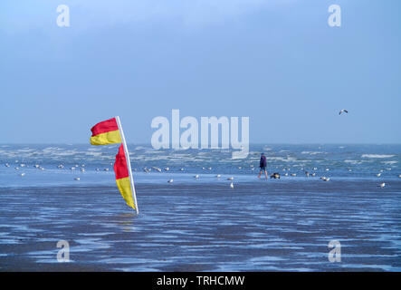 Rote und gelbe Flaggen Baden am Strand von Camber Sands, Rettungsschwimmer Präsenz und der sicheren Platz zum Schwimmen. Stockfoto