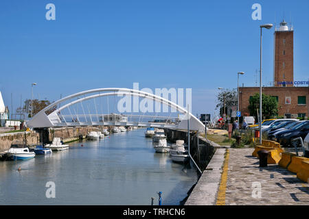 Fußgänger- und Fahrrad Brücken am Kanal Hafen in das Feld Stadt Fano, Marken, Italien. Stockfoto