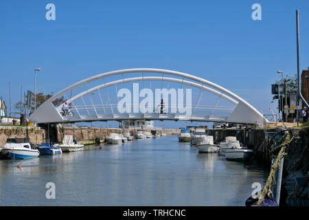 Fußgänger- und Fahrrad Brücken am Kanal Hafen in das Feld Stadt Fano, Marken, Italien. Stockfoto