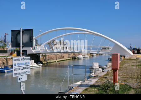 Fußgänger- und Fahrrad Brücken am Kanal Hafen in das Feld Stadt Fano, Marken, Italien. Stockfoto