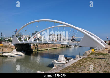 Fußgänger- und Fahrrad Brücken am Kanal Hafen in das Feld Stadt Fano, Marken, Italien. Stockfoto