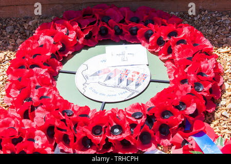 Kranz von Seiner Königlichen Hoheit, dem Herzog von Gloucester am D-Day Gedenken auf der COPP (Kombinierter Betrieb Lotsendienst Parteien) Memorial am Meer auf Hayling Island. Am 2. Mai 1944, Hayling Island Seafront war für die Praxis amphibische Landungen, als Übung Fabius 2 bezeichnet wird. Die copp Einheit wurde auf Hayling Island unter Anleitung von Lord Mountbatten im Jahr 1943 eingestellt. Das Denkmal ist auf die Soldaten, die als froschmänner und Kanuten für Strand Aufklärung und andere verdeckte Operationen vor der Landung der Alliierten auf die gegnerischen besetzten Gebiet ausgebildet. Stockfoto