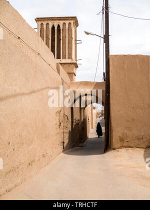 Ein wind Turm auf einem Haus in der Altstadt von Yazd, Iran. Windtürme, oder windcatchers, sind eine traditionelle persische architektonisches Element natürlichen zu erstellen Stockfoto