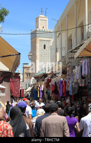 Fes, Marokko - Mai 12, 2013: Urban szenische der Bab Semmarine Medina von Fez, Marokko Stockfoto